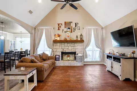 108 Wooley Ct, Weatherford, TX 76085