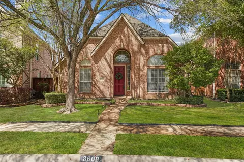 8609 Old Oak Dr, Irving, TX 75063