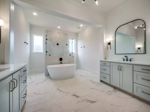 Bath - 301 Fairmount, Denton, TX 76210 photo 2 of 5
