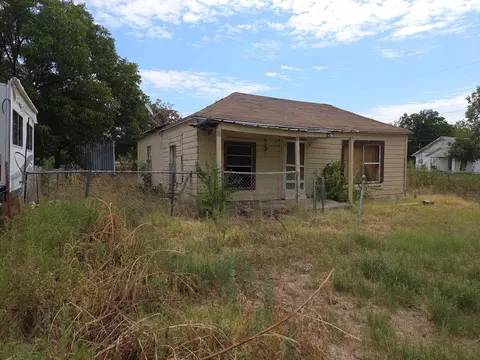 1015 S Pecos St, Coleman, TX 76834