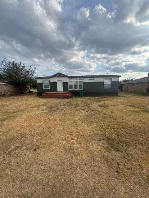 1105 W 13th St, Quanah, TX 79252