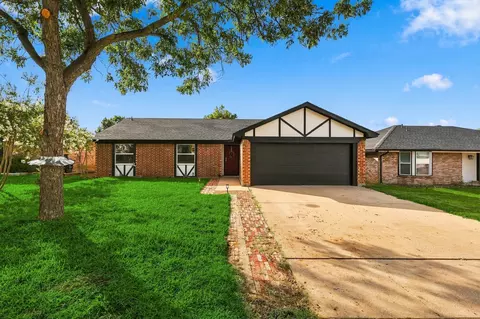 3113 Meadowmoor St, Fort Worth, TX 76133