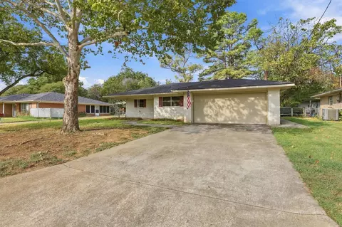 1111 Elmwood St, Gainesville, TX 76240