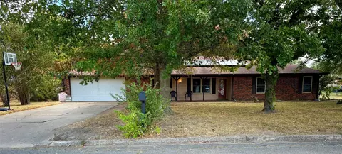 745 42nd St SW, Paris, TX 75460