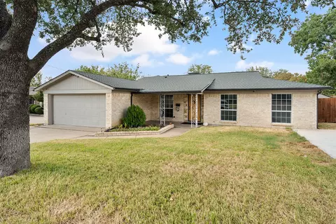 2100 Rockmoor Dr, Edgecliff Village, TX 76134