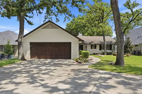 1011 Kiowa Dr W, Lake Kiowa, TX 76240