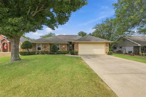 120 Country Dr, Waxahachie, TX 75165