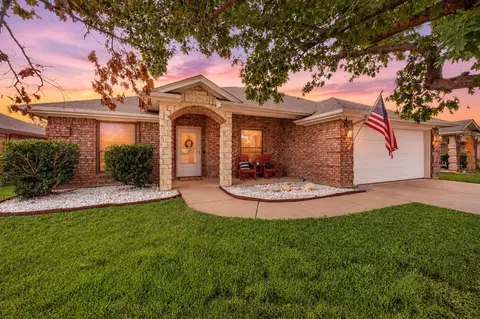 725 Big Willow Dr, Saginaw, TX 76179