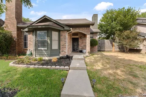 831 Valleybrooke Dr, Arlington, TX 76001