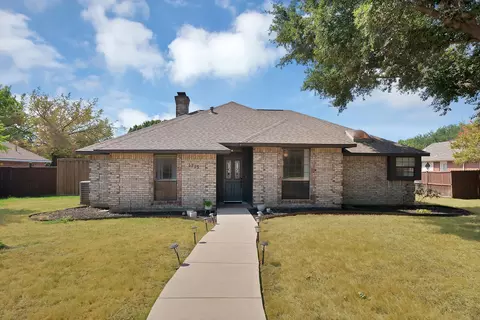 1215 Shawnee Trl, Carrollton, TX 75007