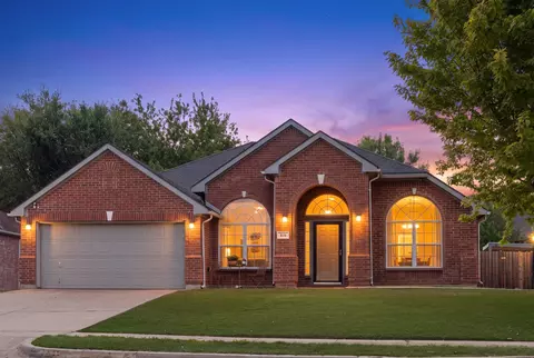 215 Longhorn Trl, Grand Prairie, TX 75052