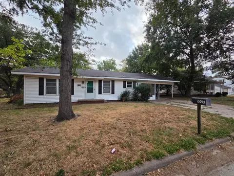Exterior - 1007 N Montgomery St, Gilmer, TX 75644 photo 2 of 10