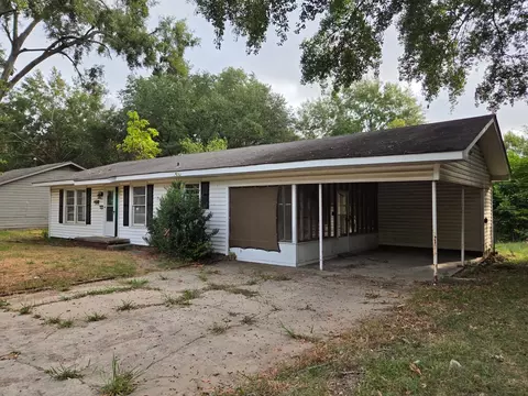 Exterior - 1007 N Montgomery St, Gilmer, TX 75644 photo 9 of 10