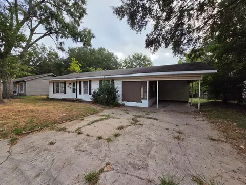 Exterior - 1007 N Montgomery St, Gilmer, TX 75644 photo 8 of 10