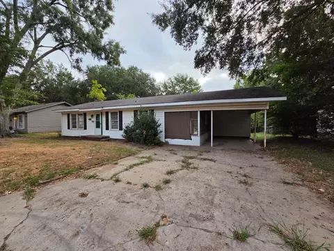Exterior - 1007 N Montgomery St, Gilmer, TX 75644 photo 3 of 10