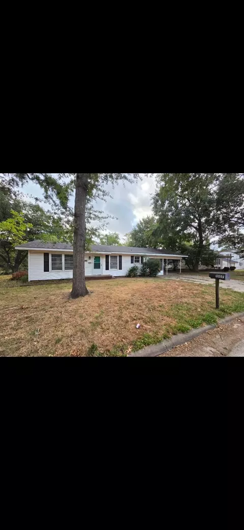 1007 N Montgomery St, Gilmer, TX 75644