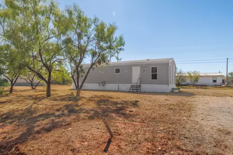 117 Seminole St, Tye, TX 79563