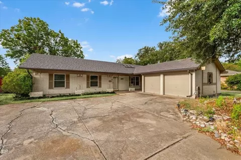 8933 Kincaid Dr, Benbrook, TX 76116