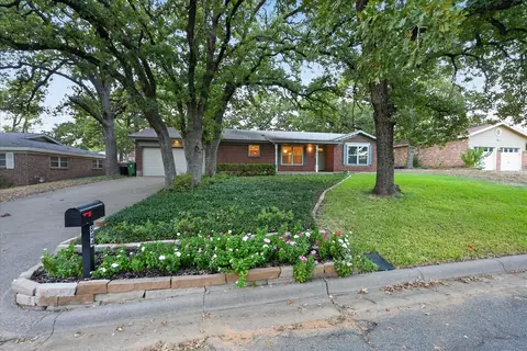 844 Woodcrest Dr, Hurst, TX 76053