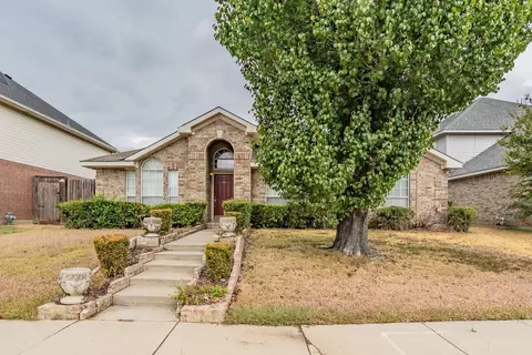 2722 Kingswood Blvd, Grand Prairie, TX 75052