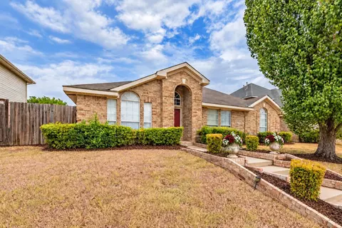 2722 Kingswood Blvd, Grand Prairie, TX 75052