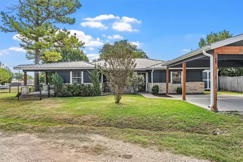 111 N Morgan St W, Mount Calm, TX 76673