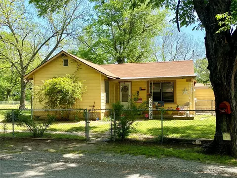1115 S 6th St, Bonham, TX 75418