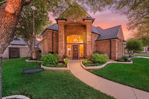 2736 Woodbridge Dr, Hurst, TX 76054