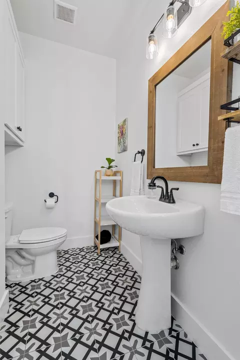 Bath - 446 Wade Dr, Eddy, TX 76524 photo 4 of 5