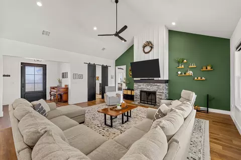 Living - 446 Wade Dr, Eddy, TX 76524 photo 4 of 4