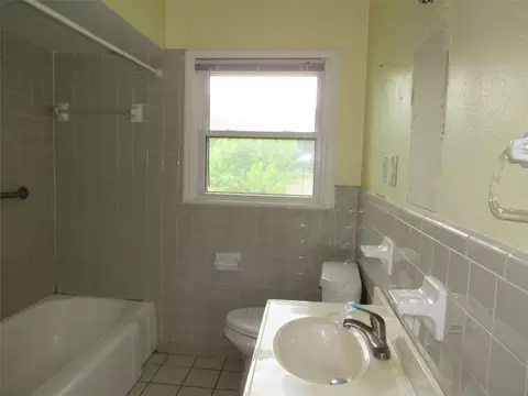 Bath - 3120 Mitchell Ave, Waco, TX 76708 photo 2 of 2