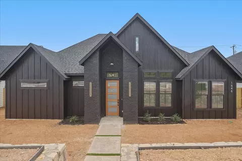 1648 W Wintergreen Rd, Lancaster, TX 75134