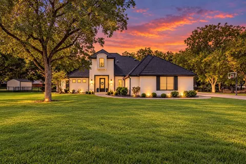 8017 W Landings Rd, Granbury, TX 76049