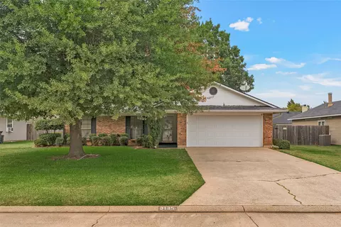 3135 Le Oaks Dr, Bossier City, LA 71111