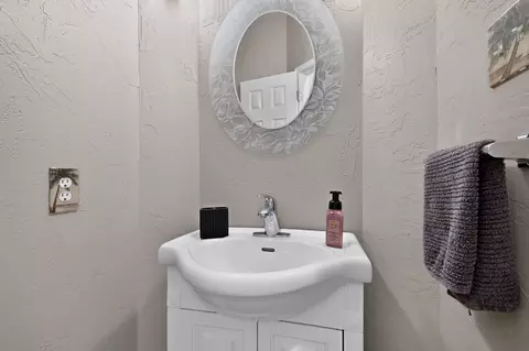 Bath - 2600 Juniper Dr, Euless, TX 76039 photo 1 of 7
