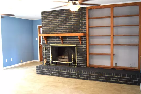 Living - 366 Chris Dr, Minden, LA 71055 photo 3 of 4