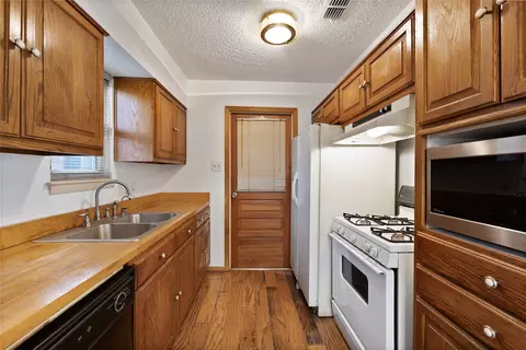 3826 Pendleton Ct, Irving, TX 75062 photo 4
