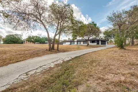 325 Crescent Dr, Grand Prairie, TX 75050