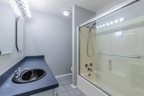 Bath - 2308 Melissa Dr #H5, Waco, TX 76708 photo 1 of 2