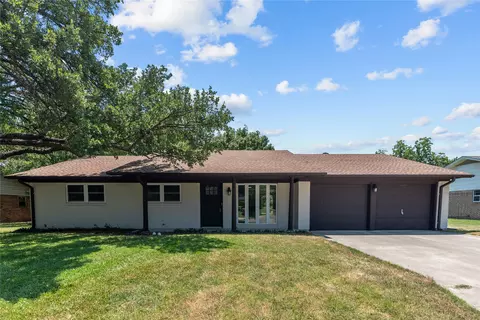 2008 Maplewood Dr, Gainesville, TX 76240