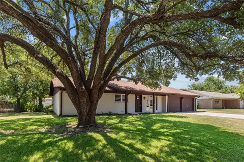 2008 Maplewood Dr, Gainesville, TX 76240