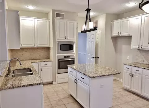 211 Moss Hill Rd, Irving, TX 75063