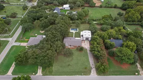 22 Spring Oaks Rd, Burleson, TX 76028