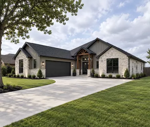 10004 Stoneleigh Dr, Benbrook, TX 76126
