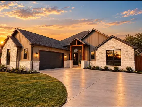 10004 Stoneleigh Dr, Benbrook, TX 76126