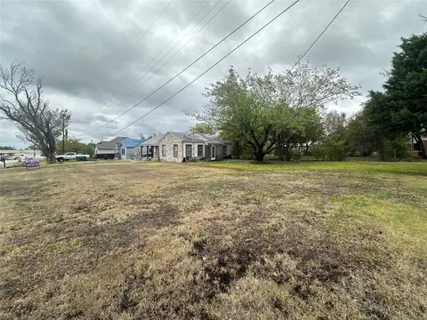 Exterior - 617 E 5th St, Ferris, TX 75125 photo 5 of 12