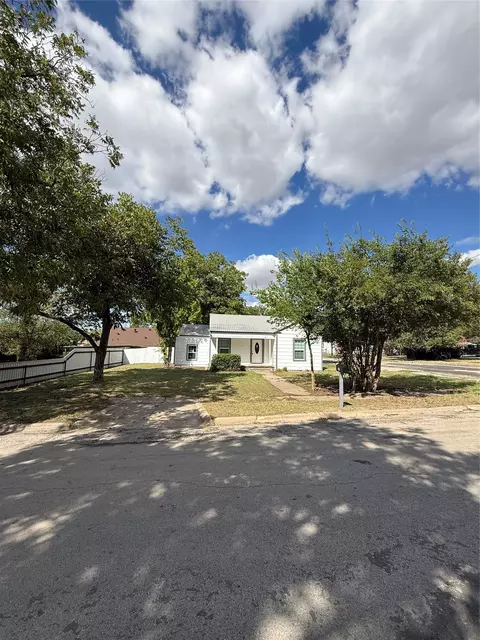 317 E 10th St, Coleman, TX 76834