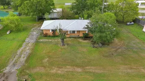 712 N Allyn Ave E, Mount Calm, TX 76673