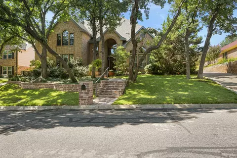 2104 Emerald Lake Dr, Arlington, TX 76013