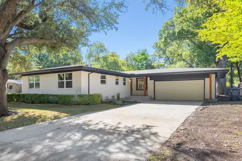 917 Blossom Cir, Garland, TX 75041